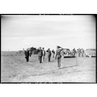 Le général de brigade Paul de Langlade, commandant le groupement tactique Langlade, présente les troupes présentes pour la prise d'armes et salue les autorités.