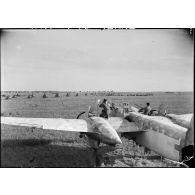 Des automitrailleuses défilent à l'issue d'une prise d'armes de la 2e division blindée (2e DB) sur un aérodrome au nord d'Augsbourg.