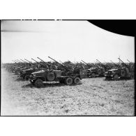 Des autocanons de 40 mm Bofors sur camions GMC, du 22e groupe colonial de forces terrestres antiaériennes (22e GCFTA), sont alignés lors d'une prise d'armes mettant à l'honneur la 2e DB près d'Augsbourg.
