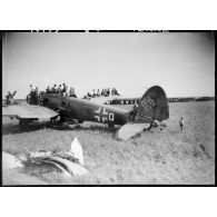 Epave d'un bombardier allemand Heinkel He 111 sur un aérodrome près d'Augsbourg lors d'une cérémonie rassemblant des unités de la 2e division blindée (2e DB).