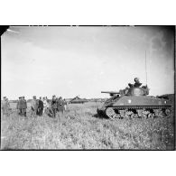 Lors d'une prise d'armes rassemblant les unités de la 2e division blindée (2e DB), les autorités saluent le chef du char Sherman M4A3 Marc de Verdelon rattaché au Groupement tactique Langlade (GTL).