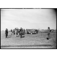 Lors d'une cérémonie à proximité d'Augsbourg, le général de Gaulle salue le colonel Paul de Langlade, commandant le Groupement tactique éponyme de la 2e division blindée (2e DB).