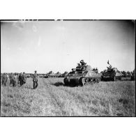 Les autorités passent en revue les chars du 12e régiment de chasseurs d'Afrique (12e RCA). Au premier plan, le Sherman M4A2 Vivarais du 2e escadron de combat.