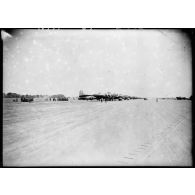 Des prisonniers de guerre français, libérés d'un stalag situé en territoire occupé par l'armée soviétique, sont rapatriés en France à bord de bombardiers américains Boeing B-17depuis l'aérodrome de Lintz (Autriche).