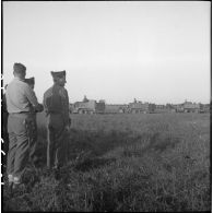 Défilé d'half-tracks d'une unité de la 2e division blindée (2e DB) à l'issue d'une prise d'armes près d'Augsbourg.