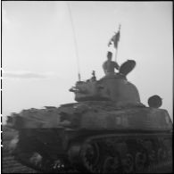 Défilé de l'étendard d'une unité de la 2e division blindée (2e DB) à l'issue d'une prise d'armes près d'Augsbourg.