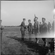 Le général de Gaulle congratule le général de corps d'armée Leclerc, commandant la 2e division blindée (2e DB), après lui avoir remis les insignes de grand-croix de la Légion d'honneur lors d'une cérémonie près d'Augsbourg.
