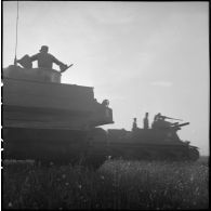 Défilé de canons automoteurs M7 Priest du 40e régiment  d'artillerie nord-africain (40e RANA) à l'issue d'une prise d'armes de la 2e division blindée (2e DB) près d'Augsbourg.