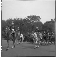 Cérémonie militaire lors de la visite du général Eisenhower à Paris.