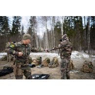 Des tireurs d'élite de la 13e demi-brigade de la légion étrangère (DBLE) nettoient le canon d'un fusil de précision PGM Hécate II à Tapa, en Estonie.