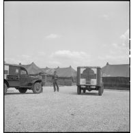 Dodge sanitaires sur le camp américain de transit de Calas (ou Delta Base Section).