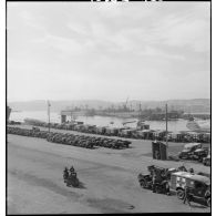 Véhicules parqués sur le port de Marseille en attente de chargement à bord de navires de transport en partance pour le front du Pacifique.