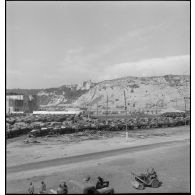 Véhicules parqués sur le port de Marseille en attente de chargement à bord de navires de transport en partance pour le front du Pacifique.