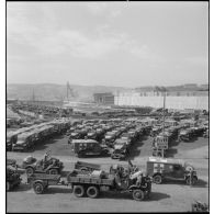 Véhicules parqués sur le port de Marseille en attente de chargement à bord de navires de transport en partance pour le front du Pacifique.