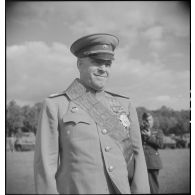 Portrait du maréchal Joukov portant les insignes de grand-croix de la Légion d'honneur.
