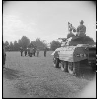 Prise d'armes à l'occasion de la remise des insignes de grand-croix de la Légion d'honneur au maréchal Joukov par le général Catroux.