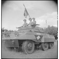 Prise d'armes à l'occasion de la remise des insignes de grand-croix de la Légion d'honneur au maréchal Joukov par le général Catroux.