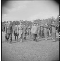 Revue des troupes à pied par le général Catroux, le général Koenig et le maréchal soviétique Joukov.