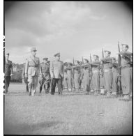 Revue des troupes à pied par le général Catroux, le général Koenig et le maréchal soviétique Joukov.