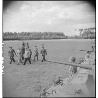 Prise d'armes à l'occasion de la remise des insignes de grand-croix de la Légion d'honneur au maréchal Joukov par le général Catroux.