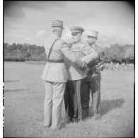 Remise des insignes de grand-croix de la Légion d'honneur au maréchal Joukov par le général Catroux.