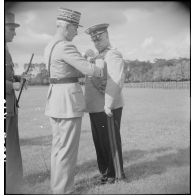 Remise des insignes de grand-croix de la Légion d'honneur au maréchal Joukov par le général Catroux.