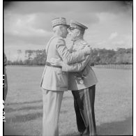 Le général Catroux remet les insignes de grand-croix de la Légion d'honneur au maréchal soviétique Joukov.