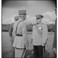 Le maréchal Joukov est décoré par le général Catroux.