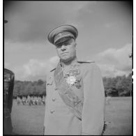 Portrait du maréchal Joukov portant les insignes de grand-croix de la Légion d'honneur.