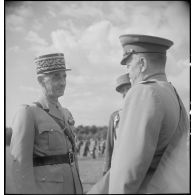 Le maréchal Joukov est décoré par le général Catroux.