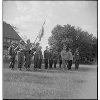 Les autorités militaires françaises et soviétiques lors de la cérémonie de remise de décoration au maréchal Joukov par le général Catroux.