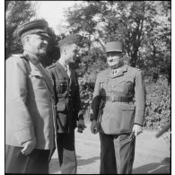 Autorités militaires françaises et soviétiques avant la cérémonie de remise de décoration au maréchal Joukov.