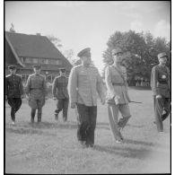 Arrivée des autorités militaires sur les lieux de la cérémonie de remise de décoration au maréchal Joukov  par le général Catroux.