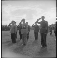 Cérémonie de remise des insignes de grand-croix de la Légion d'honneur au maréchal Joukov par le général Catroux.