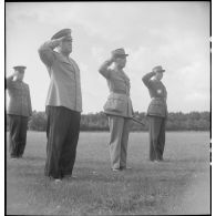 Cérémonie de remise des insignes de grand-croix de la Légion d'honneur au maréchal Joukov par le général Catroux.