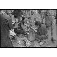 Chinois vendant leurs marchandises au marché de Saigon.