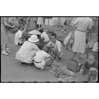 Chinois vendant leurs marchandises au marché de Saigon.