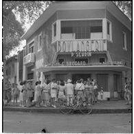 Habitants français d'Indochine faisant la queue devant une boulangerie de Saigon.