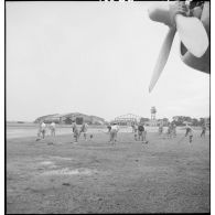 Soldats japonais travaillant sur le terrain d'aviation de Tan-Son-Nhut.