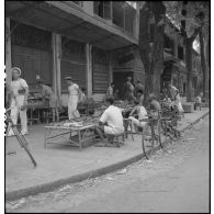 Vente de chaussures par des marchands chinois à Saigon.