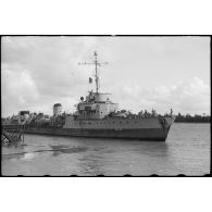 L'aviso dragueur "Annamite" revenant d'expédition, au port de My Tho.