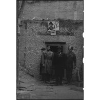 Le prince Kindavong du Laos, accompagné d'officiers français et américain lors d'une visite au Berghof, résidence secondaire d'Hitler.