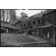 Lors d'une visite, le prince Kindavong du Laos, en compagnie d'officiers français et américains, se trouve sur le perron de l'entrée du Berghof, résidence secondaire d'Hitler.
