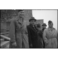 Le prince Kindavong du Laos, accompagné d'officiers français lors d'une visite au Berghof, résidence secondaire d'Hitler.