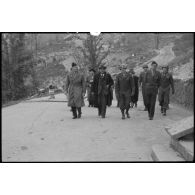Le prince Kindavong du Laos, accompagné d'officiers français et américains, arrive pour une visite du Berghof, résidence secondaire d'Hitler.