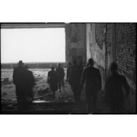 Le prince Kindavong du Laos, accompagné d'officiers français et américains lors d'une visite au Berghof, résidence secondaire d'Hitler.