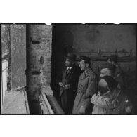 Le prince Kindavong du Laos, accompagné d'officiers français et américains lors d'une visite au Berghof, résidence secondaire d'Hitler.