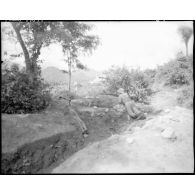 Soldats français du 21e régiment d'infanterie coloniale en observation dans un poste avancé à proximité de Nha Trang.