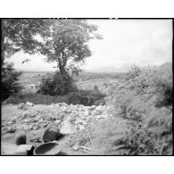 Soldat français du 21e régiment d'infanterie coloniale en observation dans un poste avancé à proximité de Nha Trang.