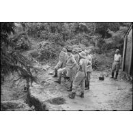 Le général Valluy et le commandant Kergaravat observant la ville de Nha Trang depuis un avant-poste.